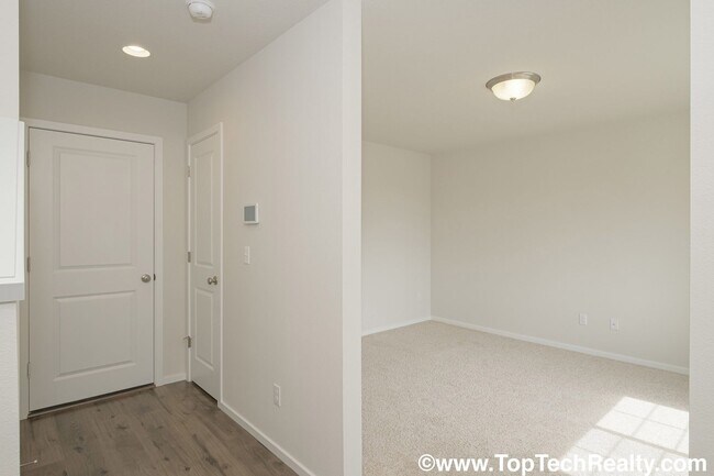 Building Photo - Beautiful North Bethany 3BR 2.5BA Townhome! Great Location, A+Schools!