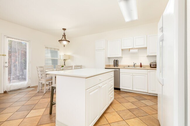 Foto del edificio - 2 Bedroom 2.5 bathroom PLUS den townhouse ...