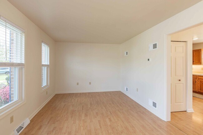 Foto del edificio - Updated Townhouse with Deck, Basement, New...