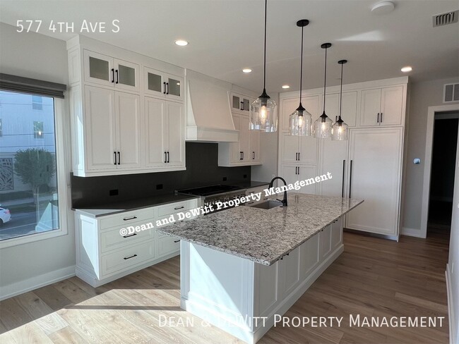 Building Photo - Luxury Townhome in Downtown St Pete - For ...