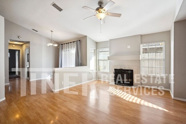 Foto del edificio - Lovely 3 Bedroom Lincoln Home - Tier 3