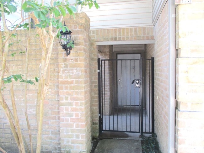 Building Photo - 16023 Hidden Acres Dr