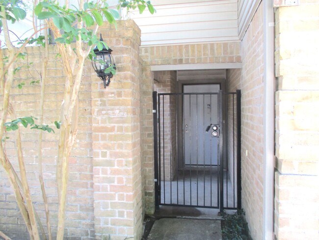 Foto del edificio - 16023 Hidden Acres Dr