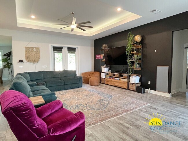 Foto del edificio - Efficient Solar 4-Bedroom Home in Navarre’s La Fontaine Gated Community with Deeded Beach Access!