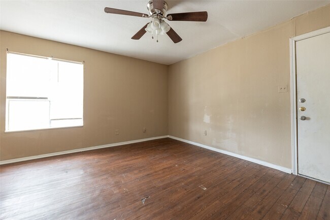 Building Photo - 2708 Evergreen Cir
