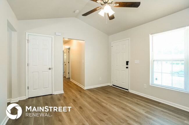 Building Photo - 5945 Hamilton Oaks Dr