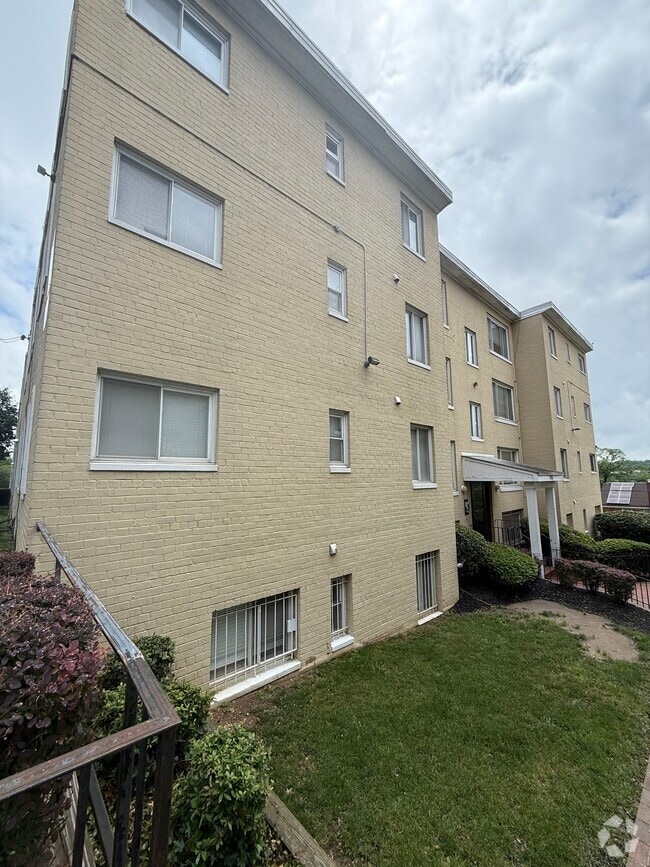 Building Photo - 705 Brandywine St SE