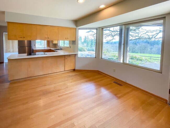 Building Photo - Expansive 5-Bedroom Lake Oswego Property N...