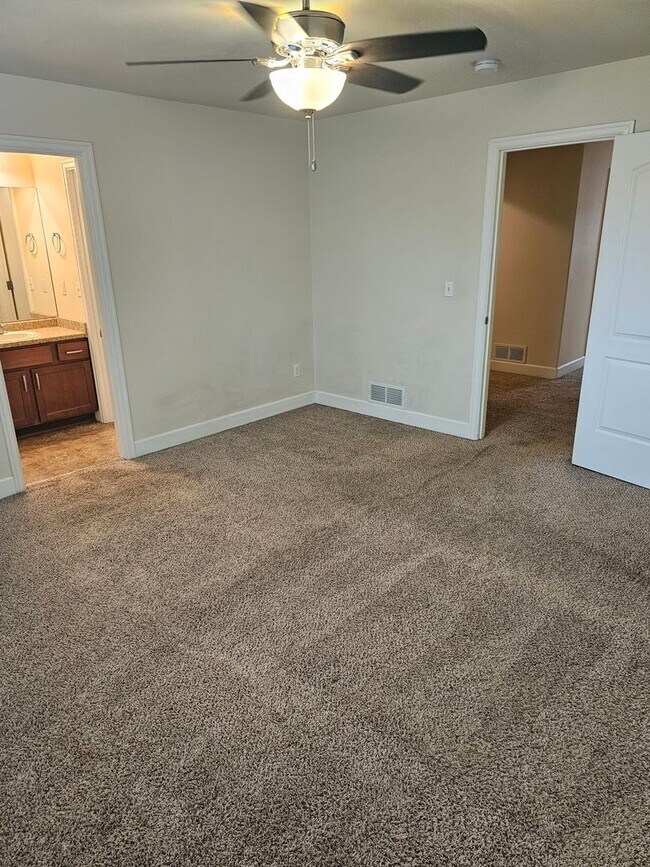 Foto del edificio - 3 bed 2.5 bath townhouse for rent near base