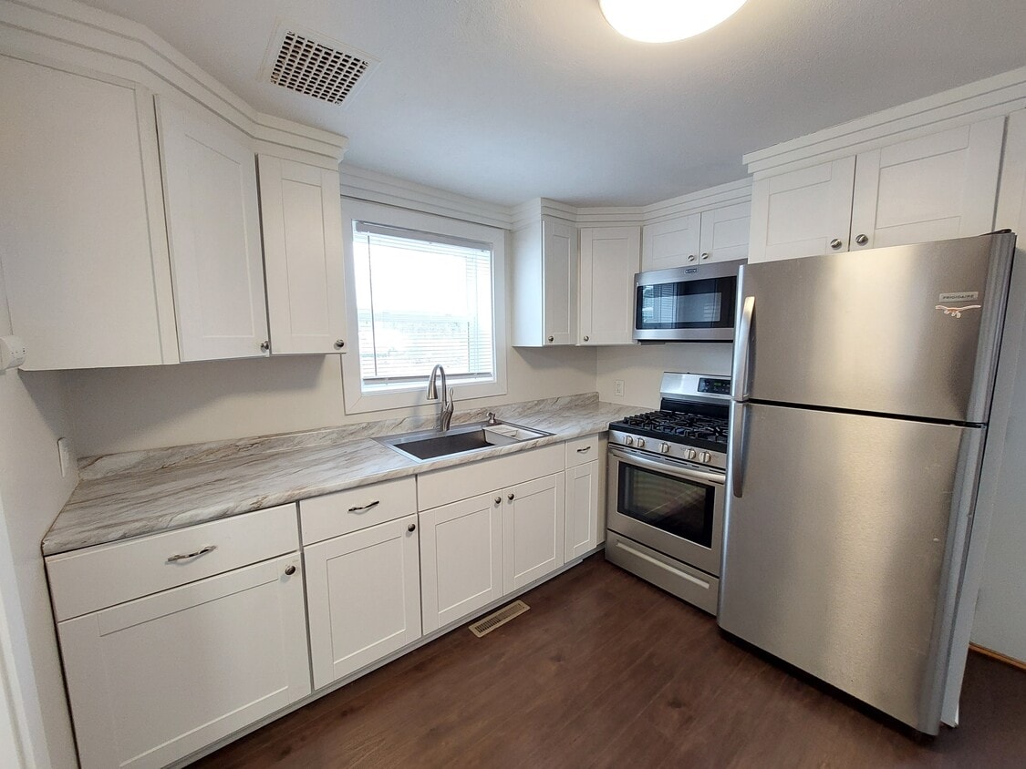 906 E Clark St, Crown Point, IN 46307 House Rental in Crown Point, IN