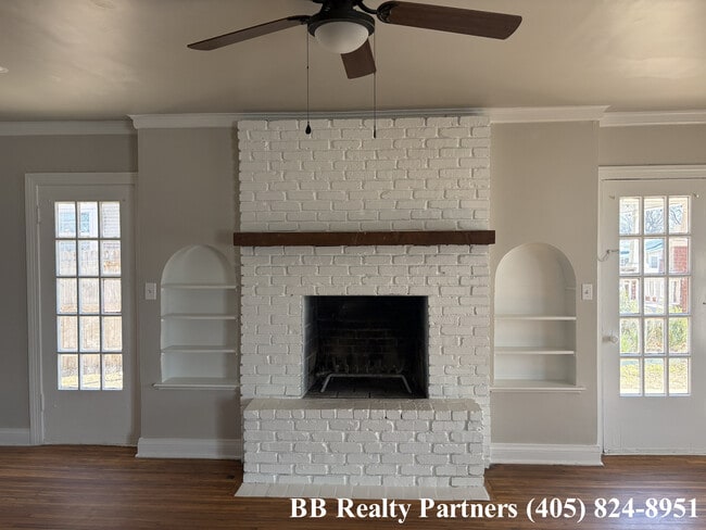 Building Photo - 2011 E 12th Pl