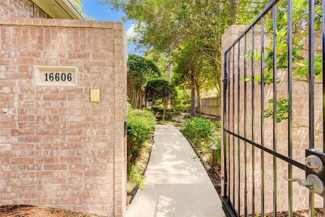 Foto del edificio - 16606 Shadow Path Dr