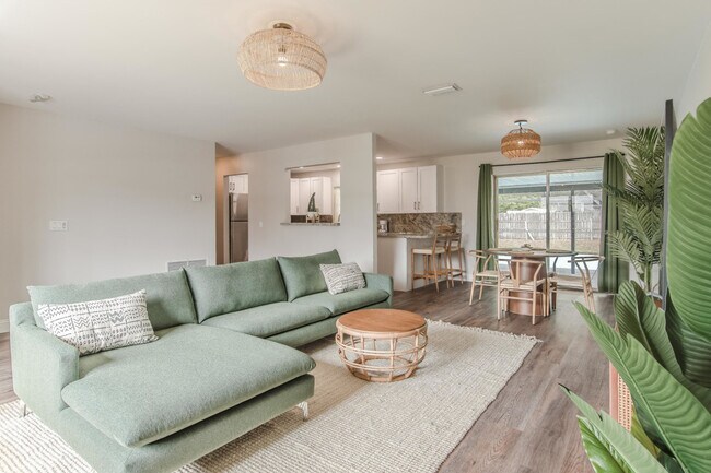 Building Photo - 1816 5th Pl