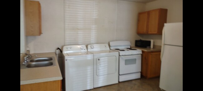 Foto del edificio - 609 E 7th St