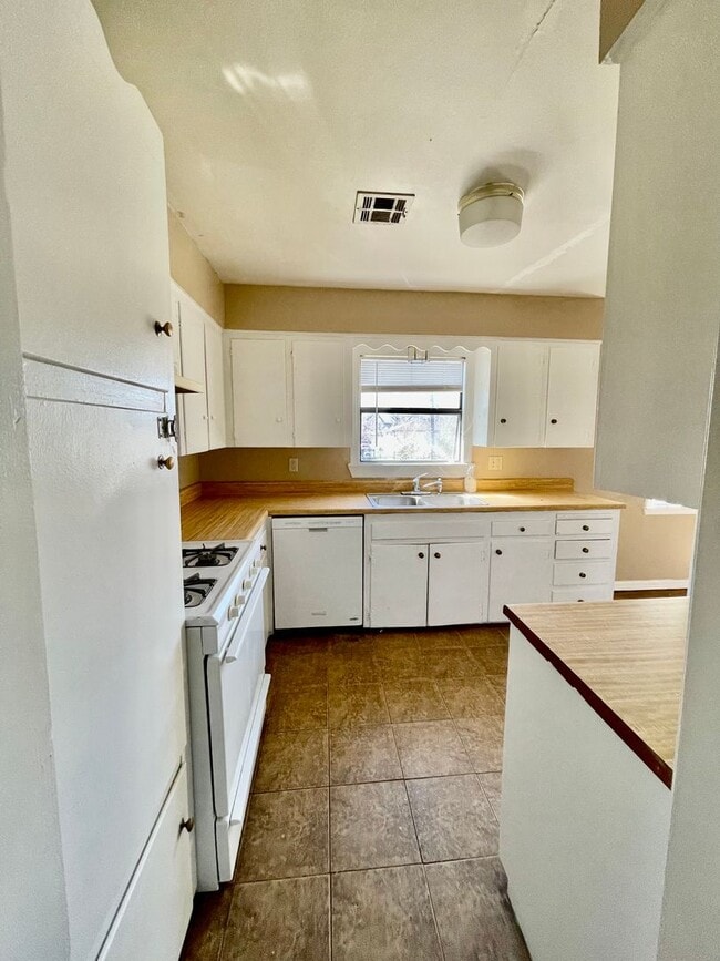 Foto del edificio - 830 E 52nd Pl N