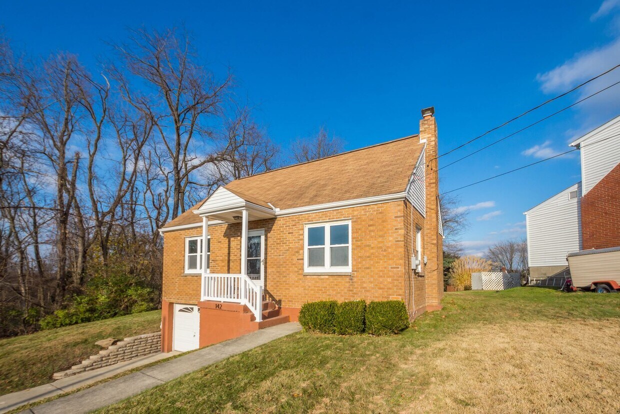 READY FOR JULY 1ST! Don't miss this UPDATED 3-bedroom! - READY FOR JULY 1ST! Don't miss this UPDATED 3-bedroom!