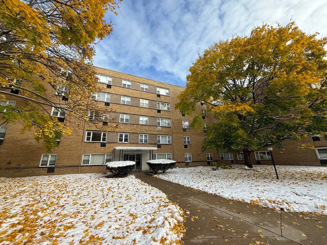 Foto principal - 2025 W Granville Ave