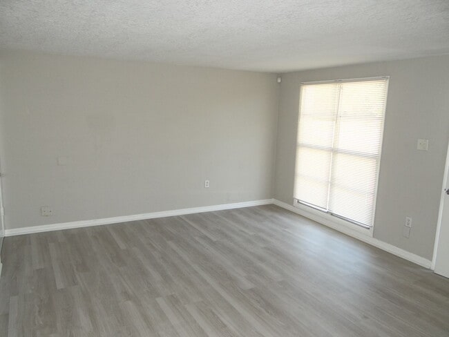Building Photo - Renovated 4 / 2 rental