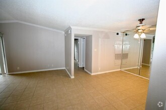 Building Photo - 17401 Red Oak Dr