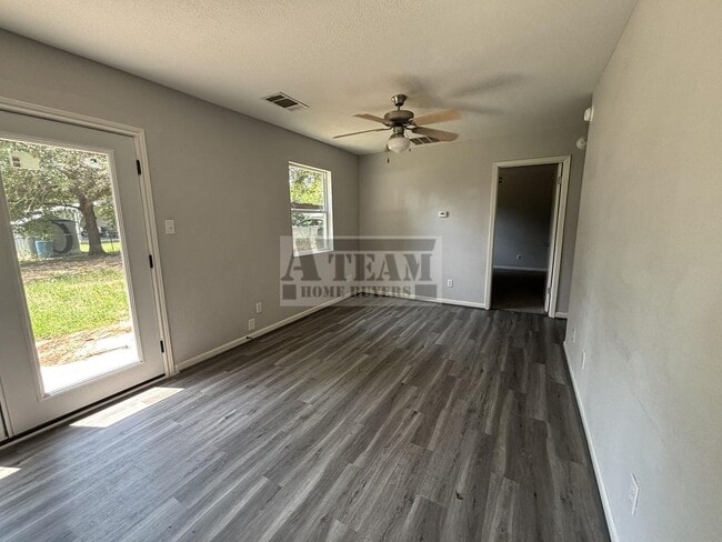 Building Photo - Updated 3 bedroom 2 bathroom