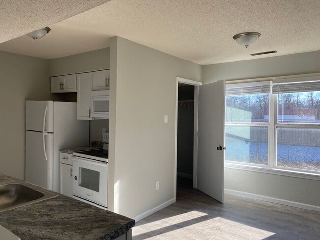 Building Photo - Three Level Condo with Garage