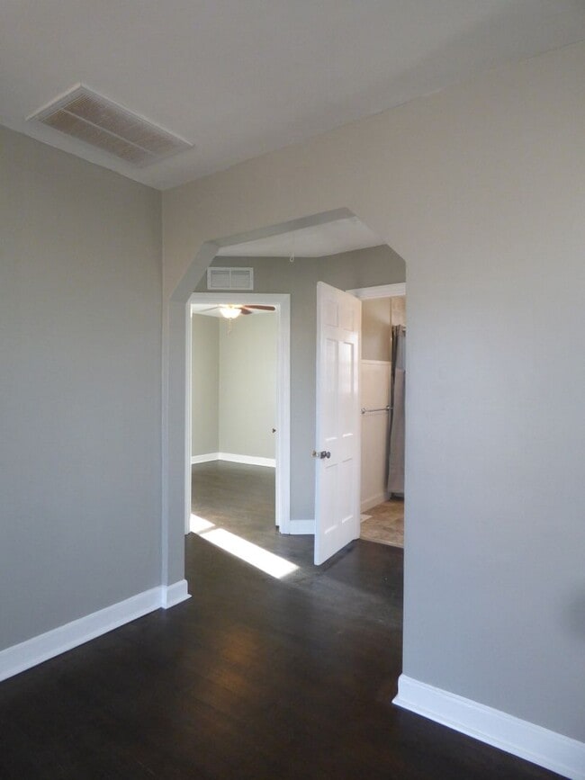 Building Photo - 206 Broadview Dr