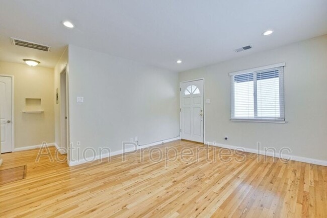 Building Photo - 543 California St