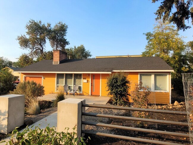 Building Photo - Charming Single-level Home, Fully Furnished + WIFI. Convenient NE Location! Pilot Butte, Downtown.