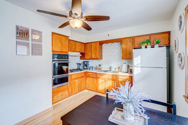 Foto del edificio - Elmwood Park 2 BR Condo