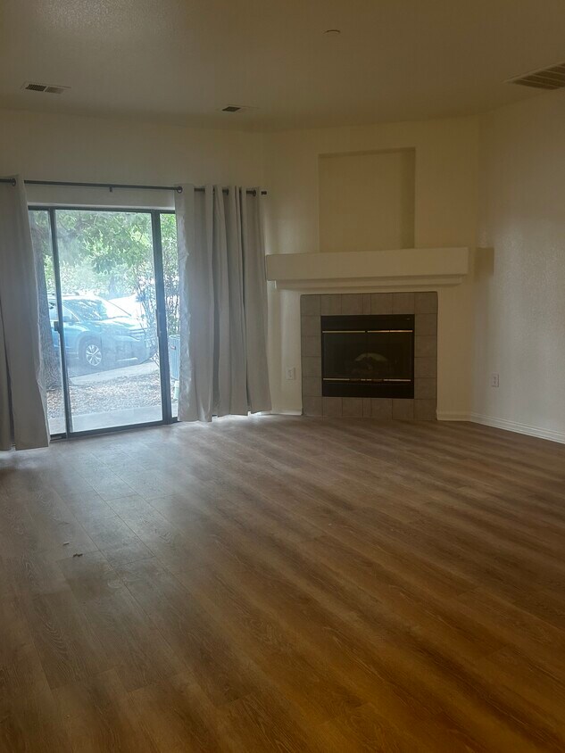 Sala de estar con fácil acceso al patio. - 7454 S Alkire St