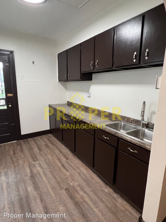 Building Photo - 3 br, 1 bath House - 827 Superior Ave