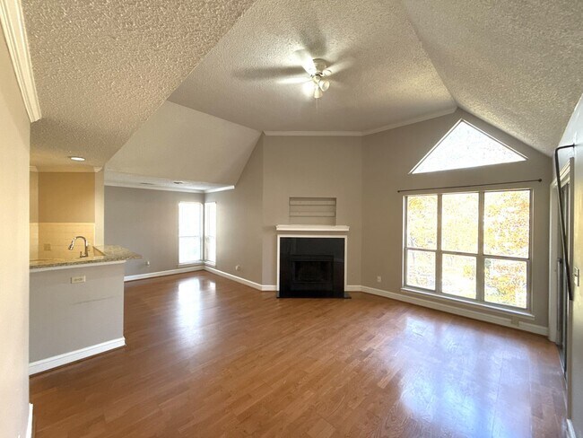Building Photo - 1 Bedroom Condo Off Randolph Road!