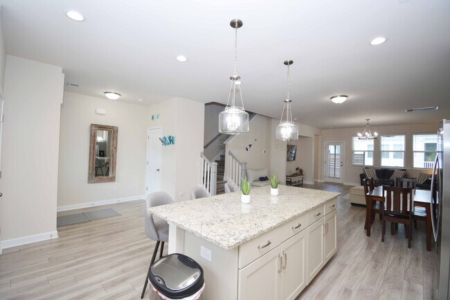 Building Photo - Getaway on Mcklernon