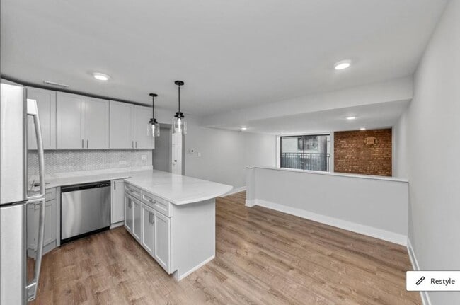 Building Photo - 0 bedroom in Chicago IL 60610