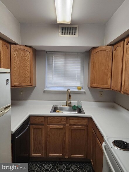 Foto del edificio - 8030-8000 Ditman St