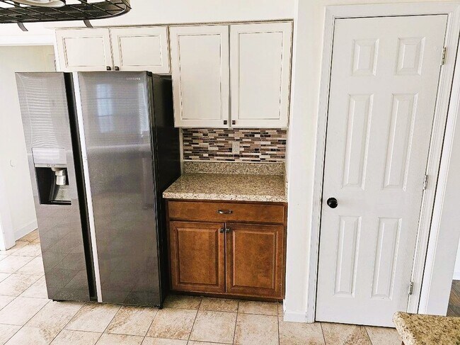 Building Photo - 2077 Maple Leaf Crescent