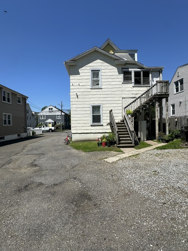 Building Photo - 176 Thompson St