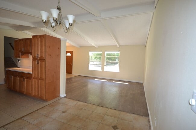 Building Photo - 4 Bed 3 Bath w/AC - Coming Soon! - MileSto...