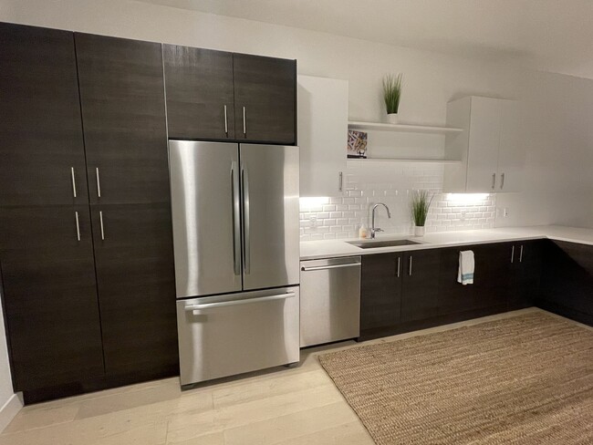 Fully equipped kitchen with brand new Bosch appliances. - 2530 Lawrence St