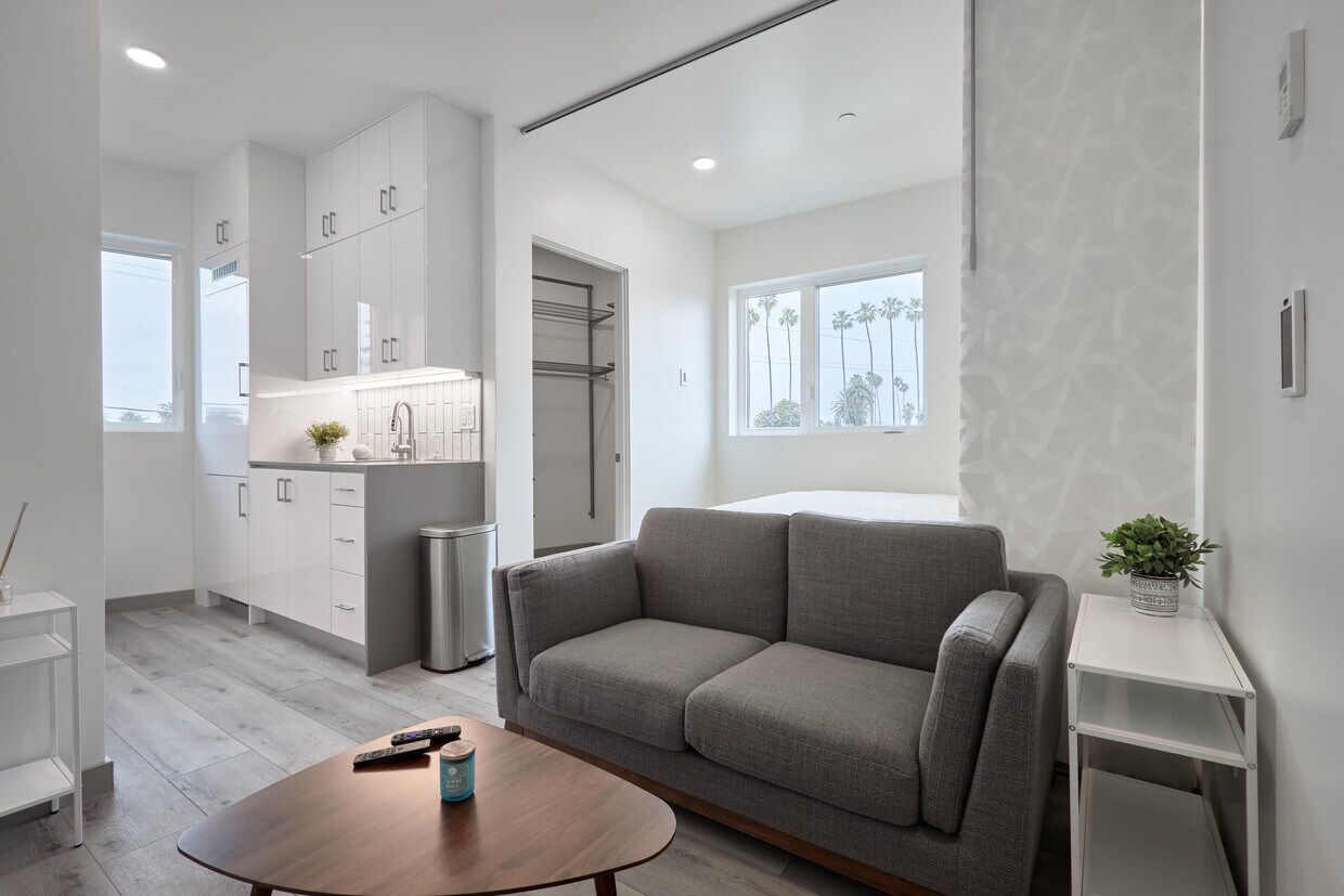 Foto principal - 2929 S La Brea Ave