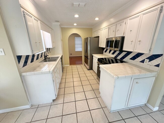 Foto del edificio - AVAILABLE NOW!