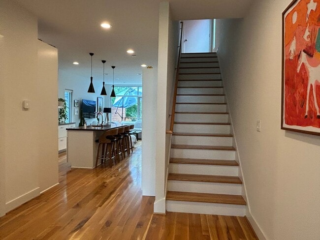 Building Photo - Modern 3 Bed 3 Bath Highlands Home