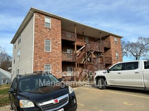 Building Photo - 1006 W Royle St
