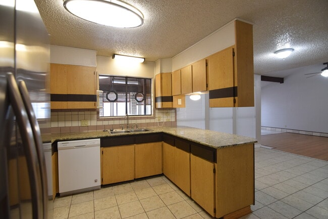 Building Photo - 604 Bream Cir