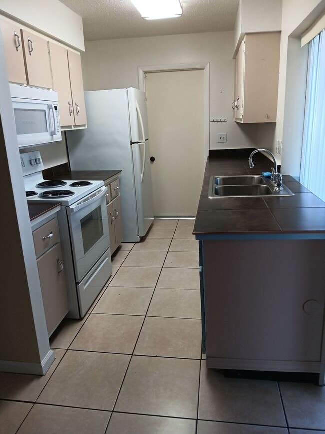 Building Photo - 2 br, 2 bath House - 13488 Santa Rosa Ave