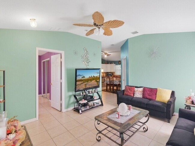 Foto del edificio - 7402 Coquina Ave