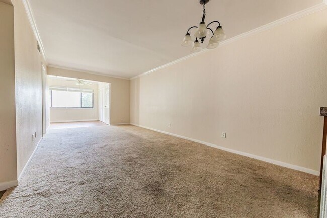 Building Photo - 2037 San Marcos Dr, Unit 221
