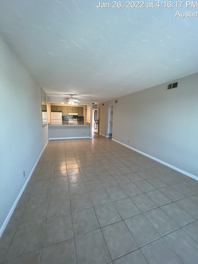 Building Photo - 6501 E Hill Dr
