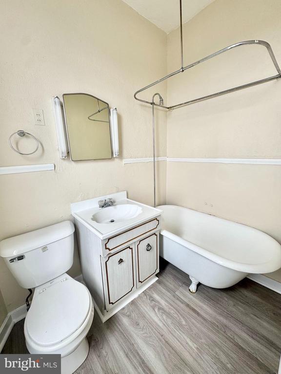 Building Photo - 5040 Walnut St