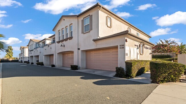 Foto del edificio - 2BR Townhouse in Imperial Beach with Washer/Dryer and Garage!